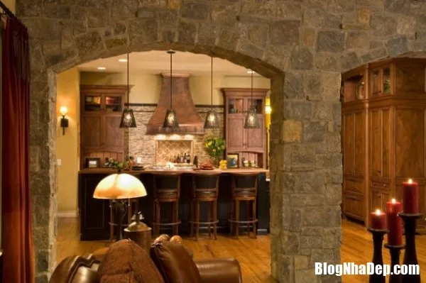 Căn phòng bếp mộc mạc với bức tường đá