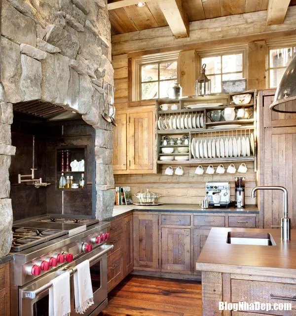 Căn phòng bếp mộc mạc với bức tường đá