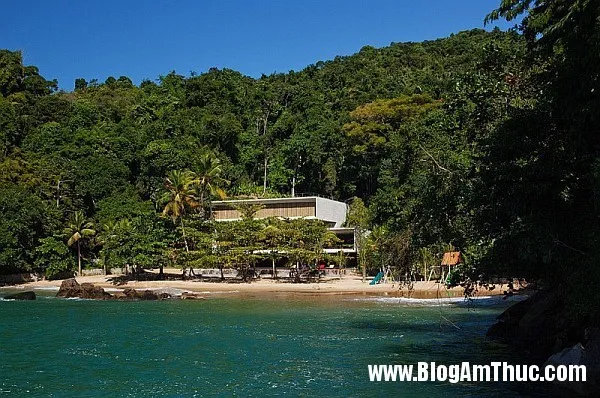 Ngôi nhà hình khối nằm trên bãi biển đẹp ở Rio de Janeiro