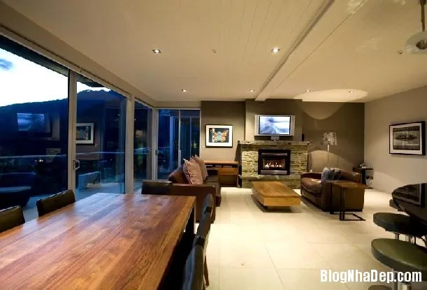 Ngôi nhà sở hữu một ban công lộng gió với views tuyệt đẹp ở New Zealand