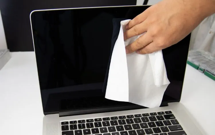 Lau màn hình laptop bằng gì? Cách vệ sinh laptop chuẩn nhất!