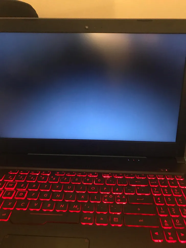 Lỗi mở màn hình laptop không lên, đen thui phải làm sao?