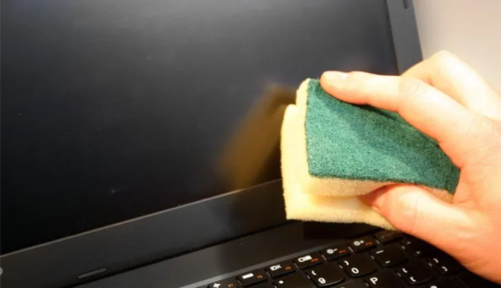 Mẹo vệ sinh màn hình laptop tránh trầy xước cực đơn giản