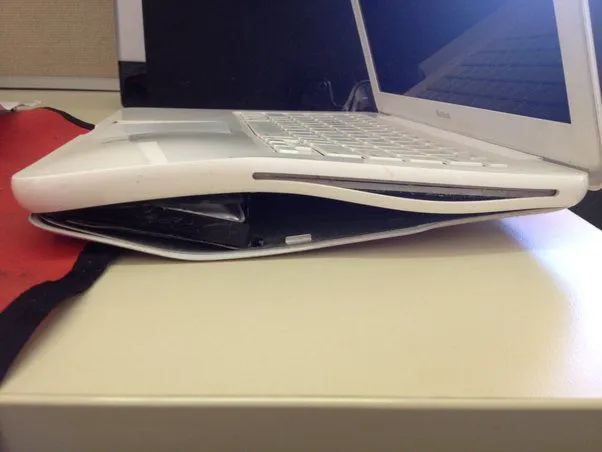 Pin laptop bị phồng có nổ không? 3 điều cần phải làm ngay!